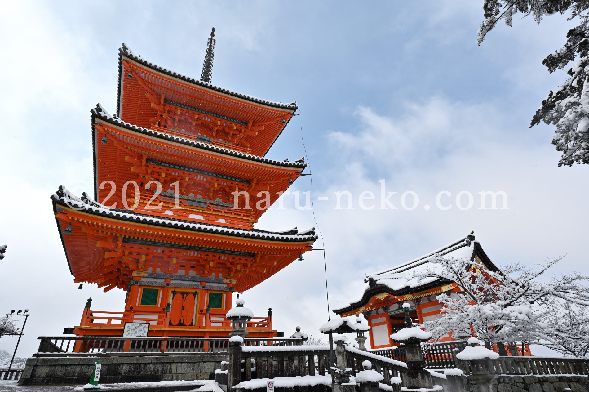 雪の清水寺　冬　西門　三重塔