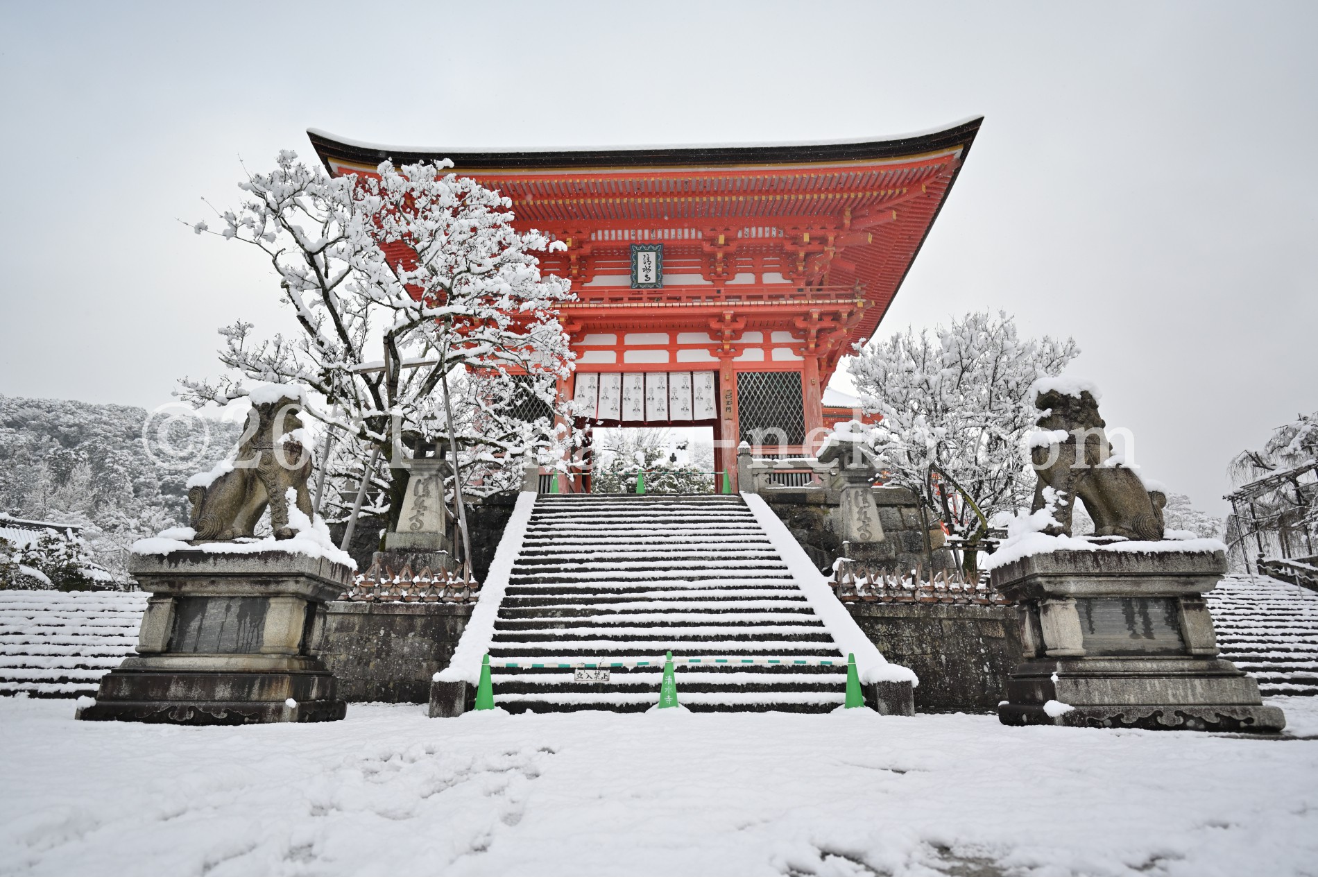 雪の清水寺　冬　仁王門